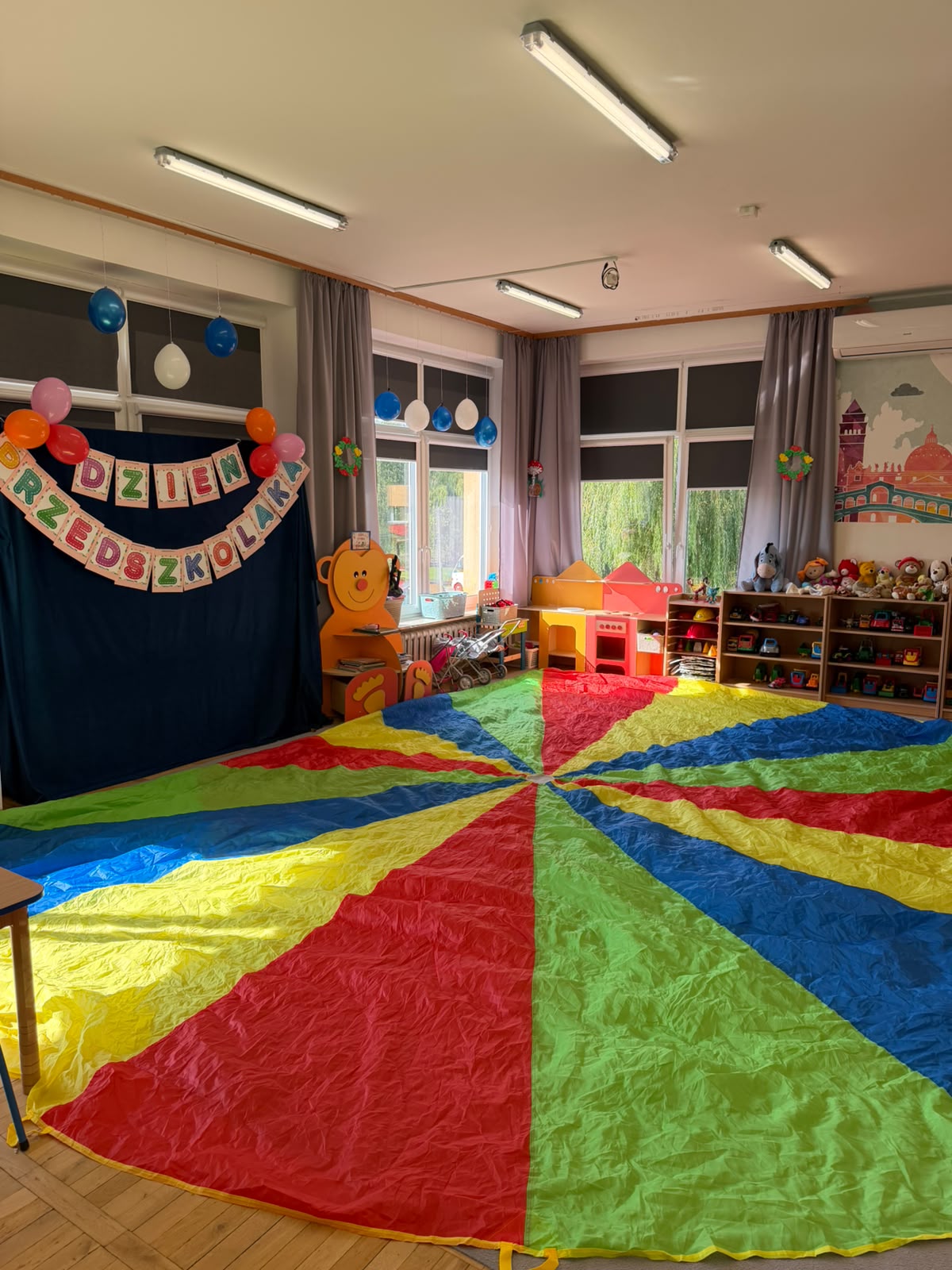 Zabawa z chustą animacyjną na Dzień Przedszkolaka